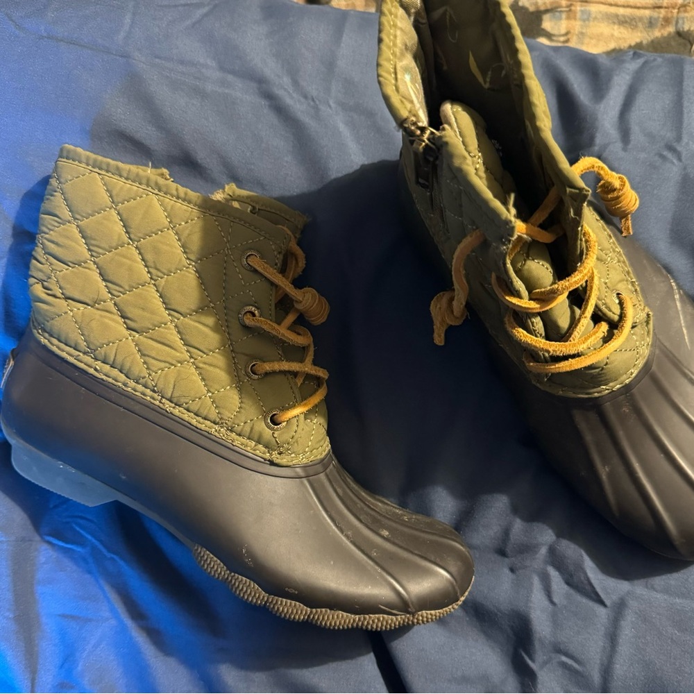 Very cute Sperry’s size 5 but they do run small. Fit more like 4.